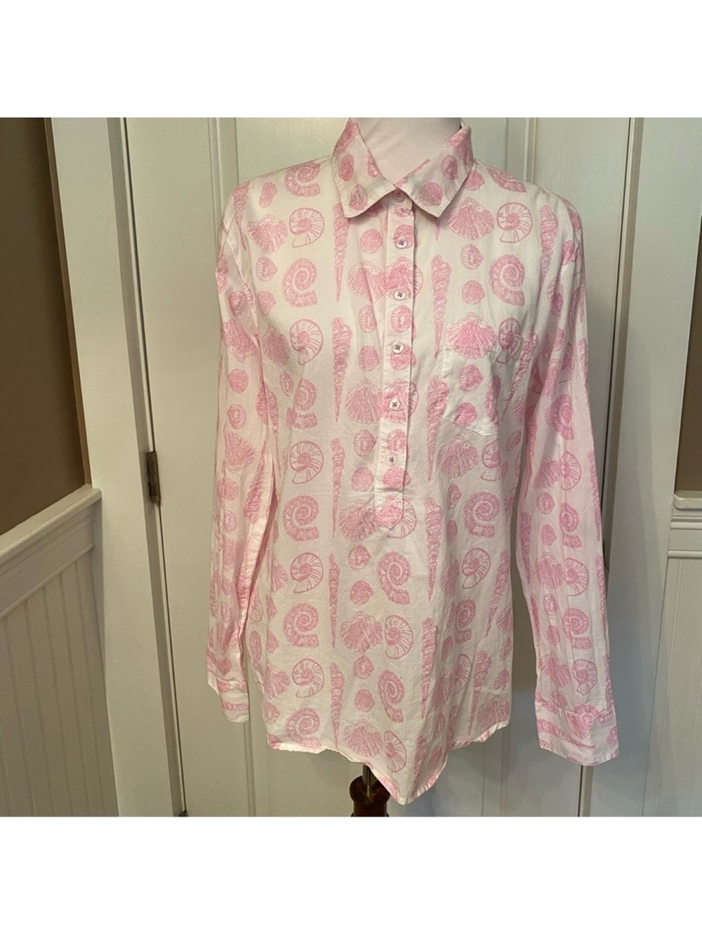 TIZZIE TOP BLOUSE TUNIC BUTTON WHITE PINK SHELL PRINT LONG SLEEVE Size L fits M
